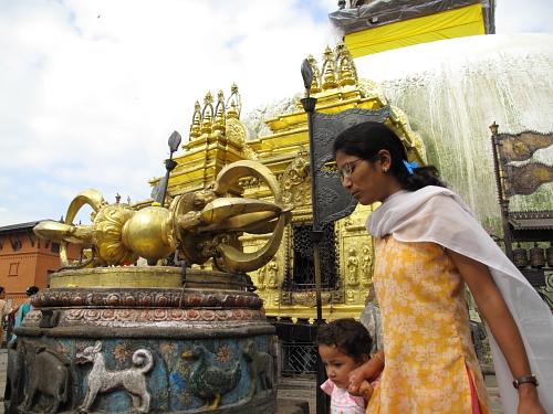 india women at monkey temple
